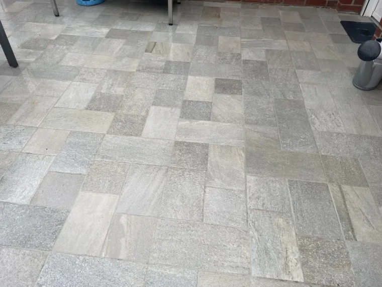 Carrelage extérieur et joint nettoyés