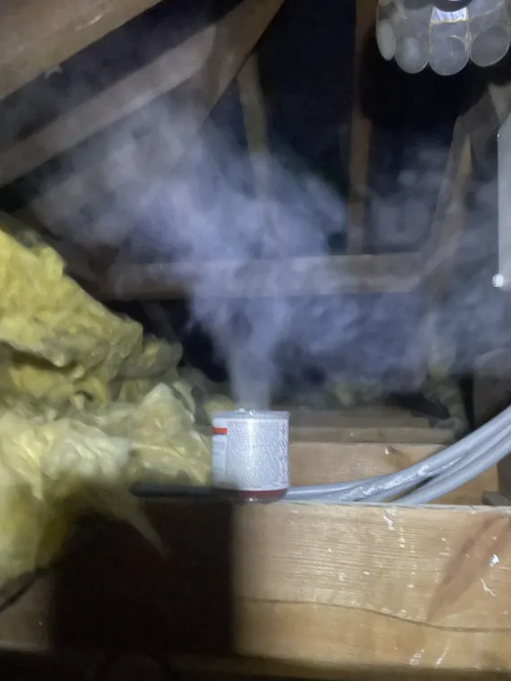 Fumigène en action dans un grenier